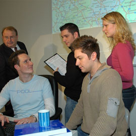 Prof. Bamler (links) plant mit seinen Studierenden den Einsatz der Interviewer