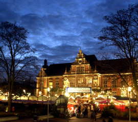 Weihnachtsmarkt vor dem Harburger Rathaus
