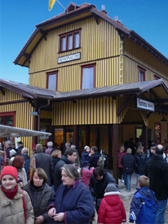 Lichtensteiner Weihnachtsmarkt im Bahnhof Honau