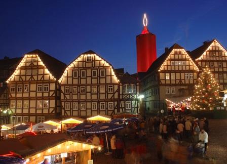 Schlitzer Weihnachtsmarkt unter der größten Kerze der Welt