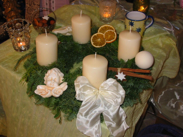 Adventskranz mit weißen Kerzen