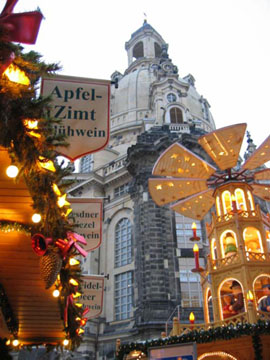 Weihnachtsmarkt an der Frauenkirche Dresden Weihnachtsmarkt an der Frauenkirche Dresden