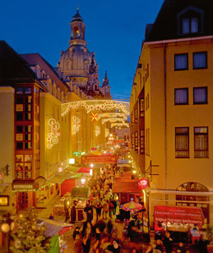 Traditioneller Weihnachtsmarkt an der Frauenkirche Dresden