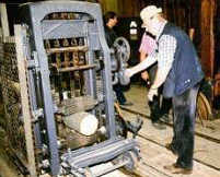 Öffentliches Schausägen im historischen Sägewerk Öffentliches Schausägen im historischen Sägewerk